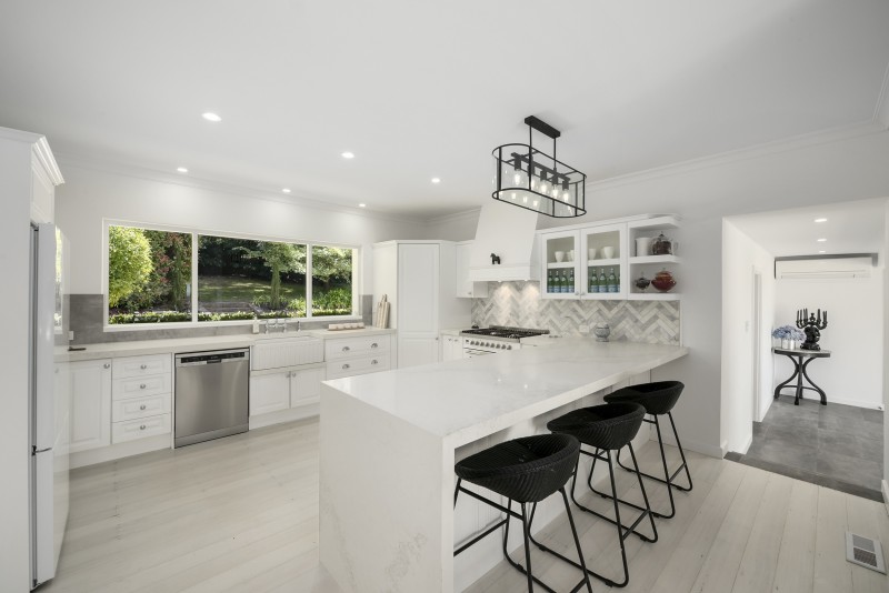 kitchen with breakfast bar