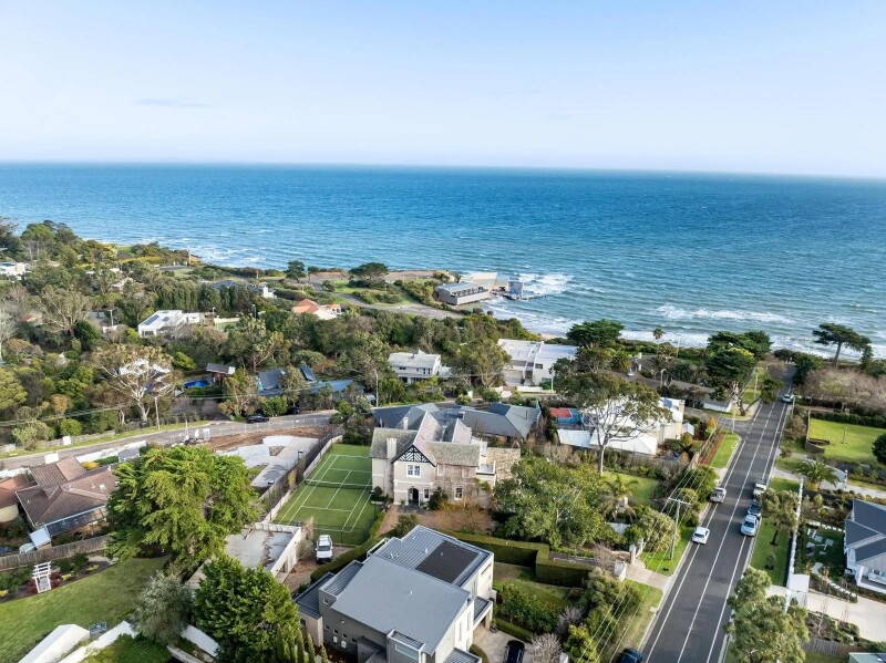 2020126765_17_1_251022_060955-w1600-h1198